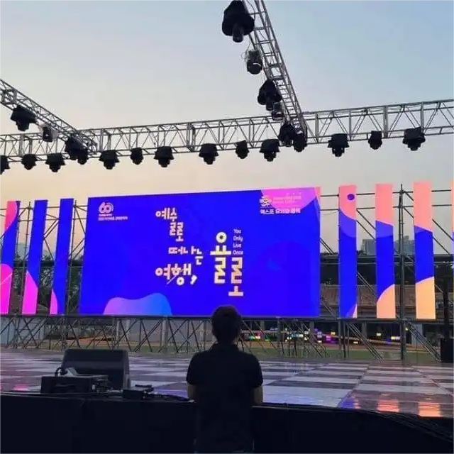 พื้นหลังเวทีในร่มกลางแจ้งขนาด 500x500 มม. ผนังวิดีโอ LED P2.6 P2.9 P3.91 P4.81 หน้าจอแสดงผล LED ให้เช่าประกบแบบไม่มีรอยต่อ